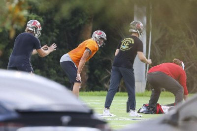 Buccaneers QB Tom Brady holds informal throwing session with teammates
