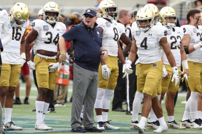 Notre Dame football players to move into hotel, quarantine before workouts