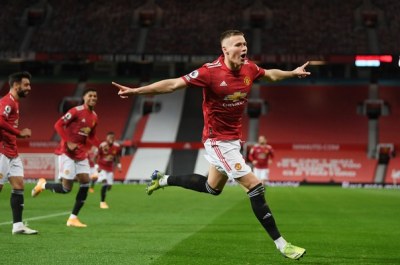 United hit Leeds for six, Leicester win at Spurs