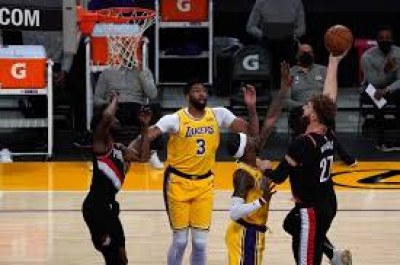Lillard pours in 31 as Blazers beat Lakers