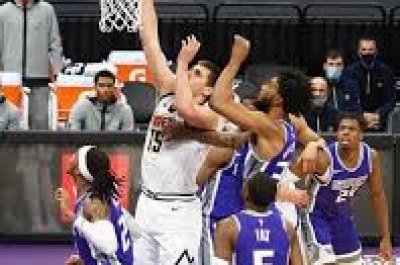 Kings stage comeback to knock off Nuggets