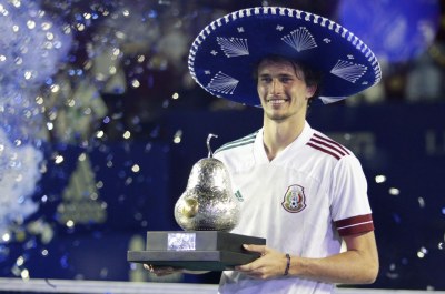 Tennis-Zverev beats Tsitsipas to win Mexican Open in Acapulco thriller