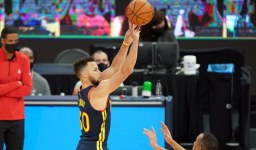 Steph Curry’s offensive explosion helps Warriors crush Rockets