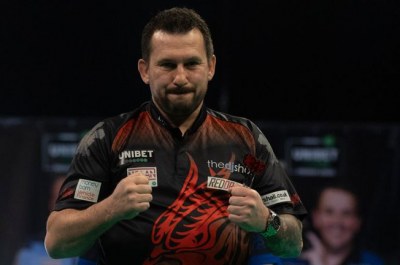 Premier League Darts 2021: Jonny Clayton beats Gary Anderson to sit top of the table