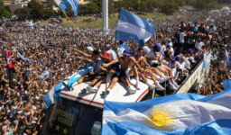 Due to the large audience, Argentina’s footballers Lionel Messi and Rodrigo De Paul fly over the parade in a helicopter